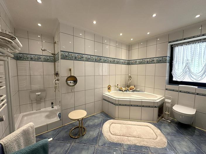 Wohnen inmitten der Natur–Hochwertiges Einfamilienhaus mit großem Grundstück in ruhiger Waldrandlage - Badezimmer