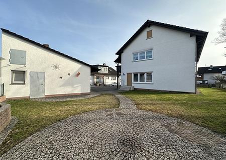 Attraktives Zweifamilienhaus mit großem Grundstück, Balkon und Doppelgarage - Titelbild