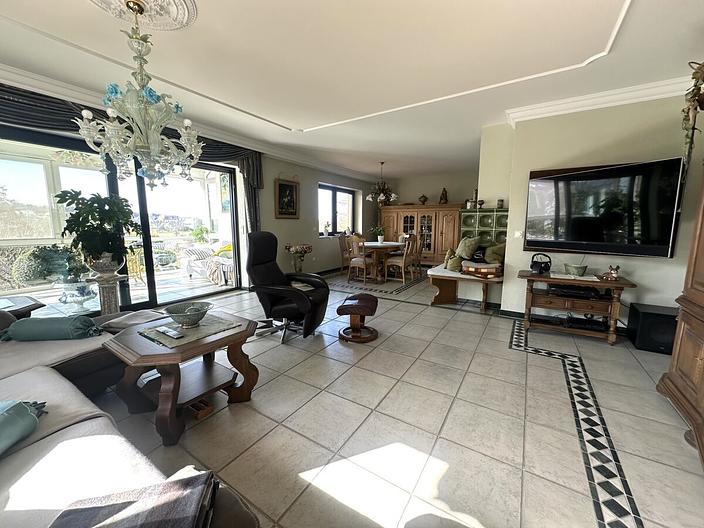 Wohnen inmitten der Natur–Hochwertiges Einfamilienhaus mit großem Grundstück in ruhiger Waldrandlage - Wohnzimmer