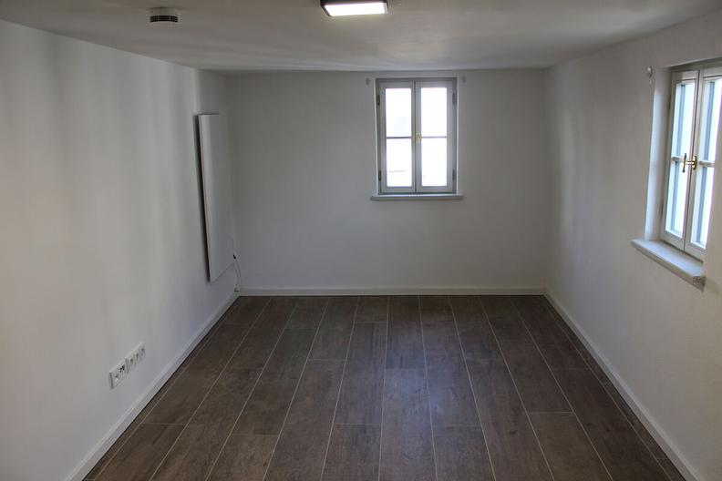 Neuwertiges Einfamilienhaus mit Aufzug und zwei Tiefgaragenstellplätzen in Toplage am Quellenpark - Zimmer