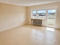Wohnen mit Weitblick
großzügige 3-Zimmer-Wohnung mit Balkon, 
TG-Stellplatz & Schwimmbad - Wohnzimmer