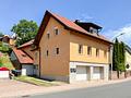 Zwei Wohneinheiten, Gartenanteil und drei Garagen – Wohnhaus in Kirchzell