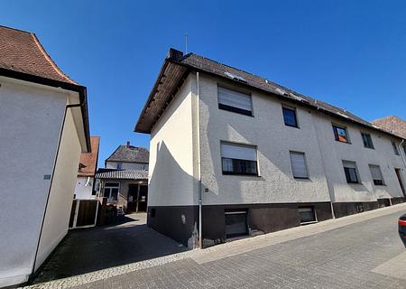 2FH mit Hof und Nebengebäude - Mitten in Usingen! - Straßenansicht