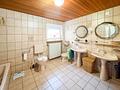 Ihr neues Zuhause: EFH mit großem Grundstück und vielen Möglichkeiten - Badezimmer andere Perspektive