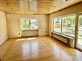 Freistehendes Einfamilienhaus mit
Einliegerwohnung, Garage & großer Terrasse - Wohnzimmer im EG