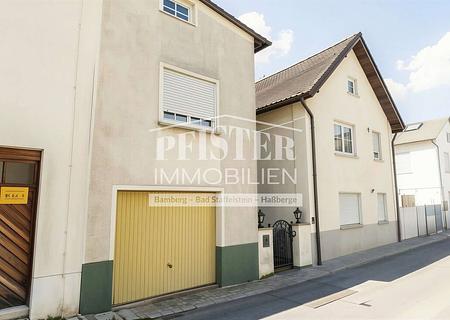 Zweifamilienhaus + Einliegerwohnung in zentraler Lage von Hallstadt - Außenansicht 
