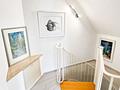 Gepflegte Maisonette-Eigentumswohnung mit 
Einbauküche, Garagenstellplatz, 2 Bäder & Balkon - Aufgang in DG