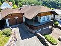 Beeindruckende Liegenschaft mit Chalet-Charakter, 
direkter Waldrandlage und herrlichem Fernblick - Westansicht