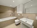 Exklusiv und elegant: stilvolles, neuwertiges Designer-Townhouse - Bad mit Wanne im Untergeschoss