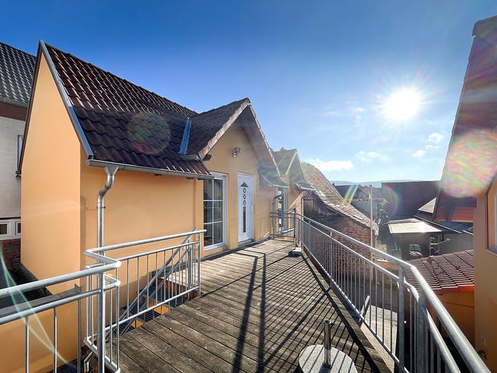 Einziehen statt sanieren – Wohnhaus mit Nebengebäude, Hof und PV-Anlage - Terrasse