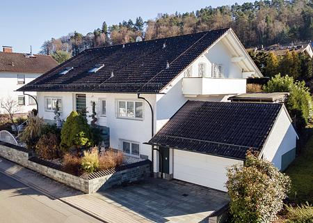 Exklusives Familienparadies mit Panoramablick auf die Burg Breuberg! - Straßenansicht