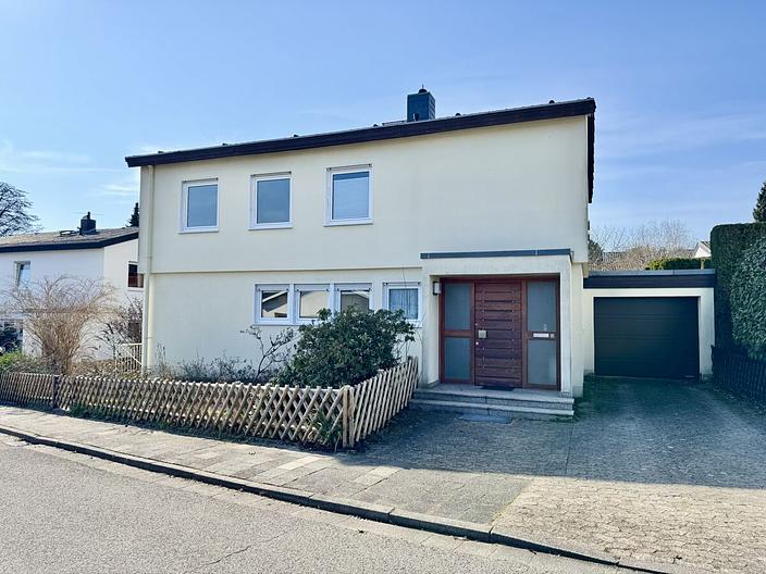 Freistehendes Familienhaus
mit großem Garten in ruhiger Lage - Straßenansicht