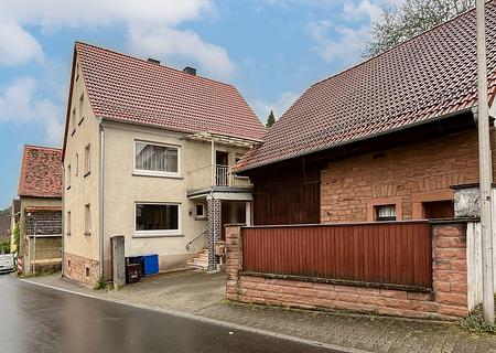 Großzügiges Wohnhaus in naturnaher Lage - ein Rohdiamant für kreative Gestalter - Wohnhaus mit Scheune