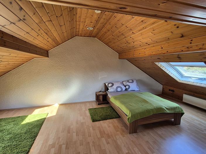 Großzügige Doppelhaushälfte mit zwei Wohneinheiten und viel Potenzial - Dachstudio