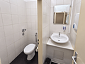 Laden- und Gastronomieeinheit mit Freischankfläche in München-Freimann - Separates Gäste-WC mit Waschbecken und zeitloser Fliesenausstattung