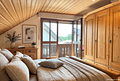 Dachgeschosswohnung mit Weitblick und großzügigem Hobbyraum - Schlafzimmer mit Zugang zum Balkon möbliert