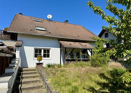 Freistehendes Einfamilienhaus mit
Einliegerwohnung, Garage & großer Terrasse - Außenansicht