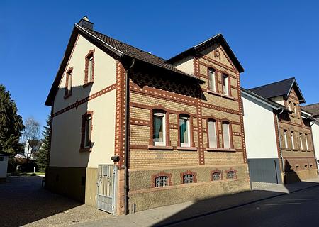 Schönes Einfamilienhaus
Familienglück mit Hof, Garten & viel Platz - Straßenansicht
