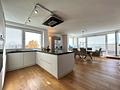 Exklusive 4-Zi.-DG-Wohnung mit 3 Terrassen und zwei TG-Plätzen in Aschheim - Moderne weiße Einbauküche