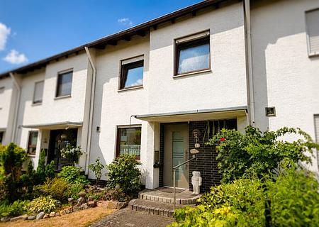 Gepflegtes Reihenmittelhaus in ruhiger Wohnlage von Raunheim – mit Terrasse, Balkon und Garten - Außenansicht Eingang