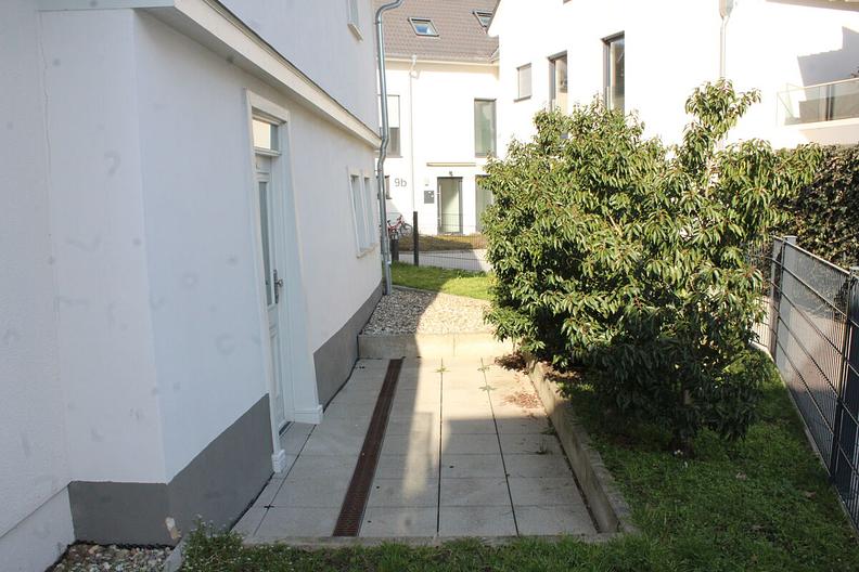 Neuwertiges Einfamilienhaus mit Aufzug und zwei Tiefgaragenstellplätzen in Toplage am Quellenpark - Terrasse