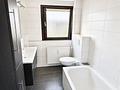Modernisierte Dachgeschosswohnung
mit Balkon
in gepflegtem Dreifamilienhaus - Tageslichtbad
