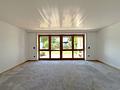 Großzügige Doppelhaushälfte: Südgarten, ausgebautes Dachgeschoss und viel Potenzial! - Wohnzimmer mit Fensterfront und Zugang zur Terrasse