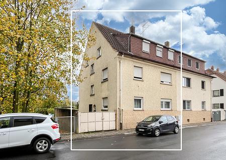 Charmantes Mehrfamilienhaus auf traumhaften Gartengrundstück (Sanierungsobjekt) - Frontansicht Straße