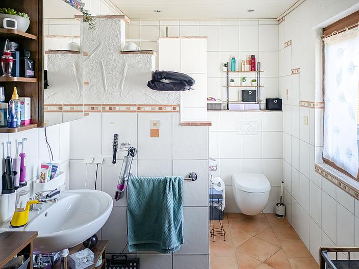 Multifunktionstalent: Großes Haus mit Garagen und Scheunentrakt - OG neu Bad 2