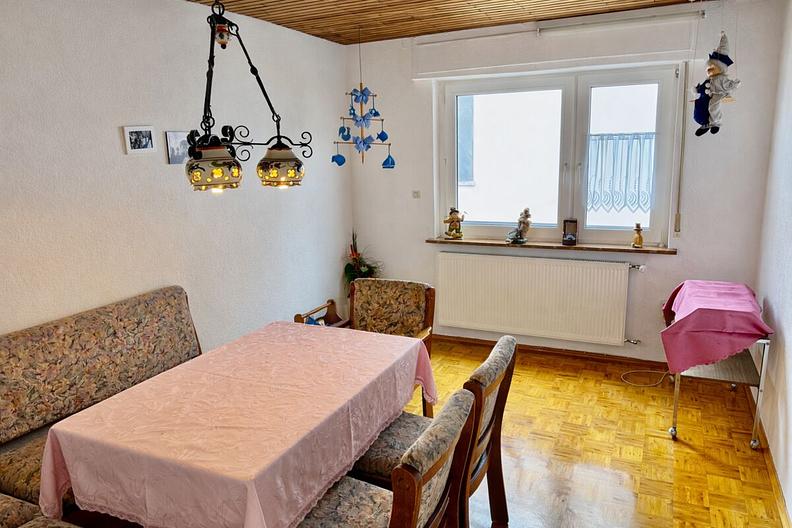 Raum für Leben, Lachen und Erinnerungen
- Schönes Einfamilienhaus mit Garten & Garage - - Esszimmer