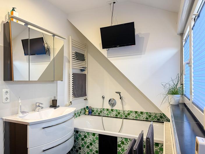 Einziehen statt sanieren – Wohnhaus mit Nebengebäude, Hof und PV-Anlage - DG_Bad