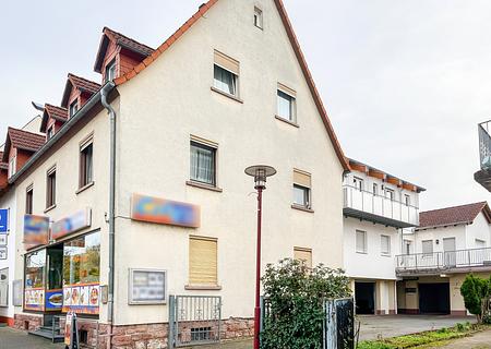 Kapitalanlage mit Entwicklungspotenzial – zwei gepflegte Häuser im Stadtkern von Erlenbach am Main - Titelbild