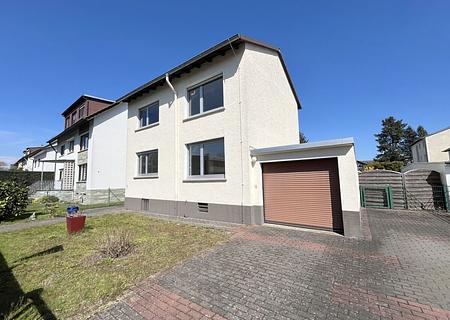 Freundliches Einfamilienhaus mit großzügigem Grundstück und Ausbaupotenzial - Hausansicht