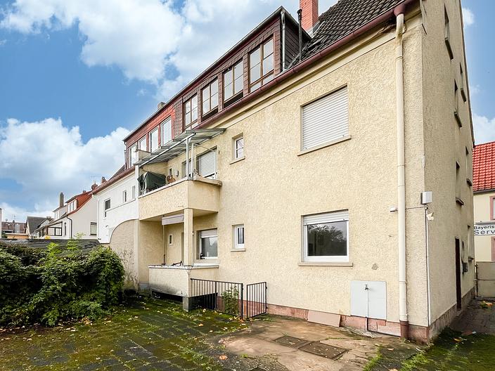 Charmantes Mehrfamilienhaus auf traumhaften Gartengrundstück (Sanierungsobjekt) - Rückansicht Hof