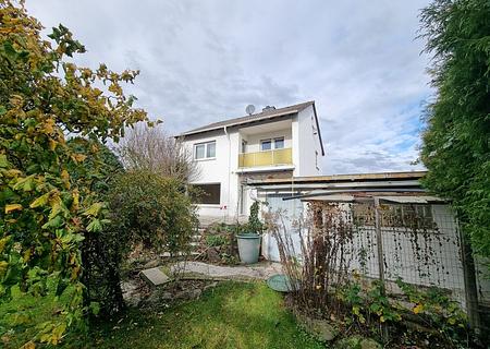 EFH in gewachsener und ruhiger Lage, direkt in Wehrheim! - Gartenseite mit Garage