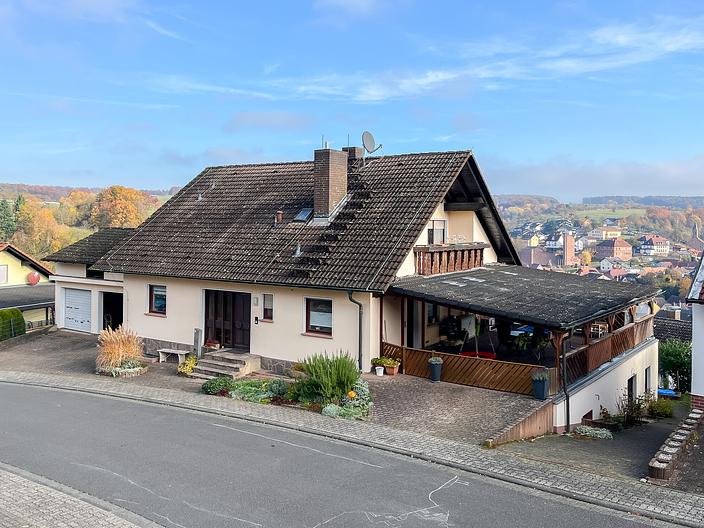 Zweifamilienhaus mit Werkstatt, Garage und Garten mit Weitblick - Frontansicht