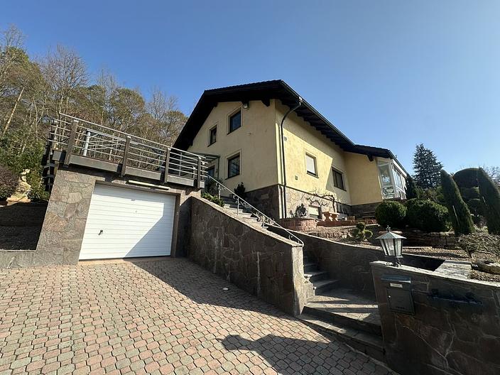 Wohnen inmitten der Natur–Hochwertiges Einfamilienhaus mit großem Grundstück in ruhiger Waldrandlage - Frontansicht