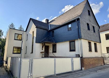 Seltenes Schmuckstück mit Charme und Geschichte – zentrales Ein- oder Zweifamilienhaus mit Garten - Straßenansicht