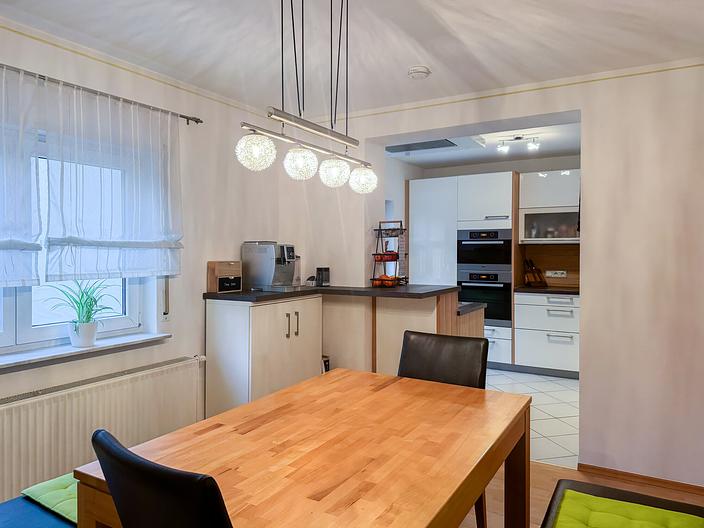 Einziehen statt sanieren – Wohnhaus mit Nebengebäude, Hof und PV-Anlage - EG_Essbereich