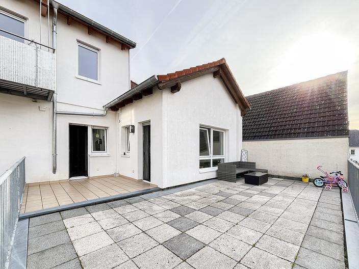 Kapitalanlage mit Entwicklungspotenzial – zwei gepflegte Häuser im Stadtkern von Erlenbach am Main - B35A_Hinteres Haus: Wohnung 1.OG_Terrasse