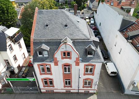 Altbaucharme trifft Wohnkomfort – Stilvolle 4-Zimmer-Wohnung mit Balkon, Tageslichtbad u. Stellplatz - Hausansicht