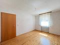 Ein Zuhause mit vielen Möglichkeiten – großzügiges Wohnhaus mit Garten und zwei Garagen - EG_Durchgangszimmer