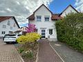 Familienfreundliche Doppelhaushälfte in ruhiger Feldrandlage mit Garten, Terrasse & viel Platz - Frontansicht