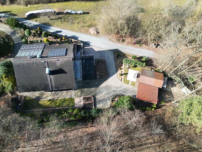 Wohnen inmitten der Natur–Hochwertiges Einfamilienhaus mit großem Grundstück in ruhiger Waldrandlage - Drohnenansicht