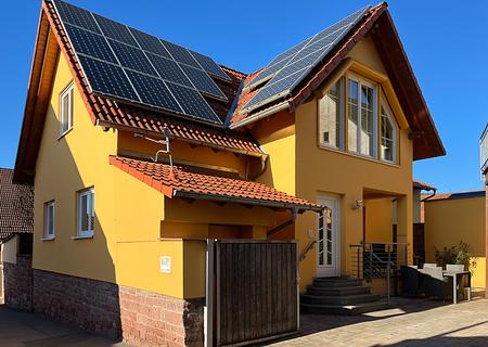 Einziehen statt sanieren – Wohnhaus mit Nebengebäude, Hof und PV-Anlage - Haupthaus