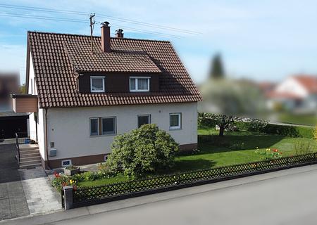 Großzügiges Wohnhaus mit zwei separaten 3- Zimmer-Wohnungen, Süd-West-Garten und Garage - Außenansicht