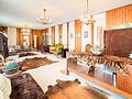 Vielseitiges Wohn- und Geschäftshaus in gut frequentierter Lage mit großem Entwicklungspotenzial! - Laden/Verkaufsraum: Ehemalige Verkaufsfläche mit großem Raumangebot, ideal für Showroom, Büro oder neue Nutzungskonzepte