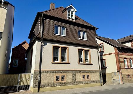 Familienhaus mit Garten & Nebengebäude – 
viel Platz für Ihre Zukunft - Straßenansicht
