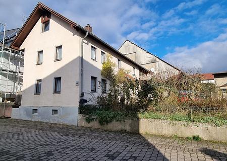 EFH in Usingen-Eschbach mit viel Platz für die Familie! - Straßenansicht