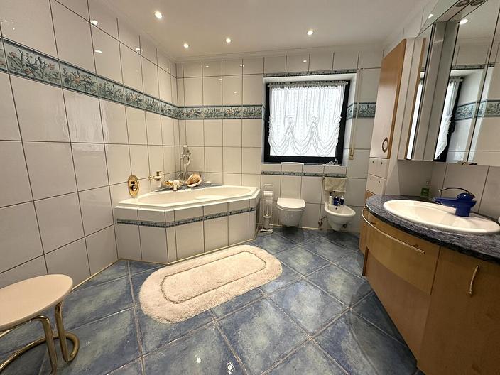 Wohnen inmitten der Natur–Hochwertiges Einfamilienhaus mit großem Grundstück in ruhiger Waldrandlage - Badezimmer